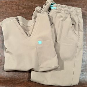 Garde Malade Taupe Scrubs!